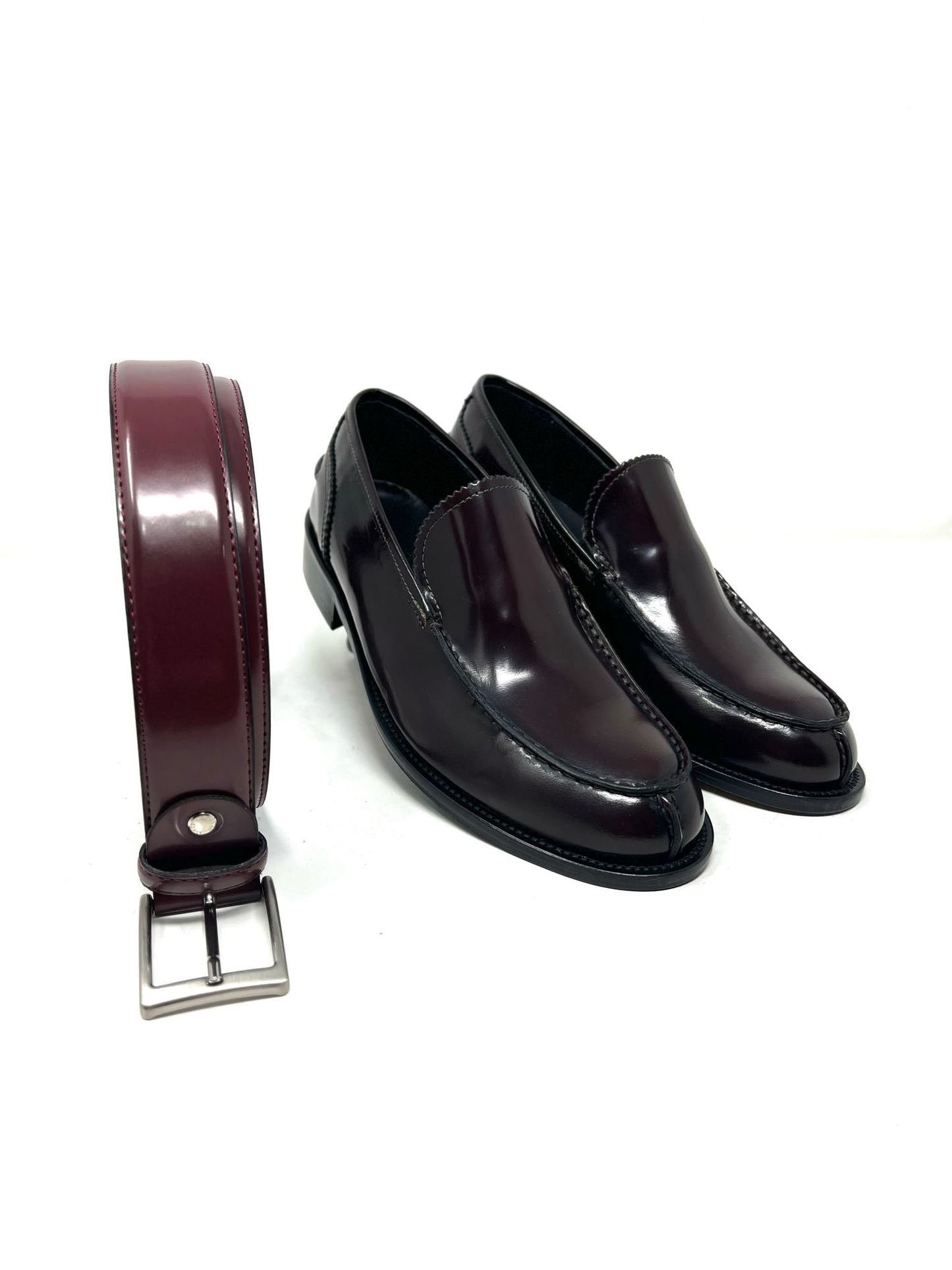 **Pierre – Mocassins en cuir véritable, fabriqués en Italie, semelle en cuir cousue.**
